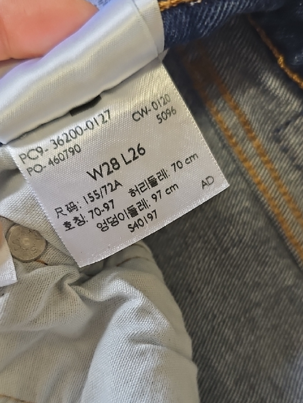 Levi's 501 Denim Jeans in Medium Blue - Picture 7 of 8